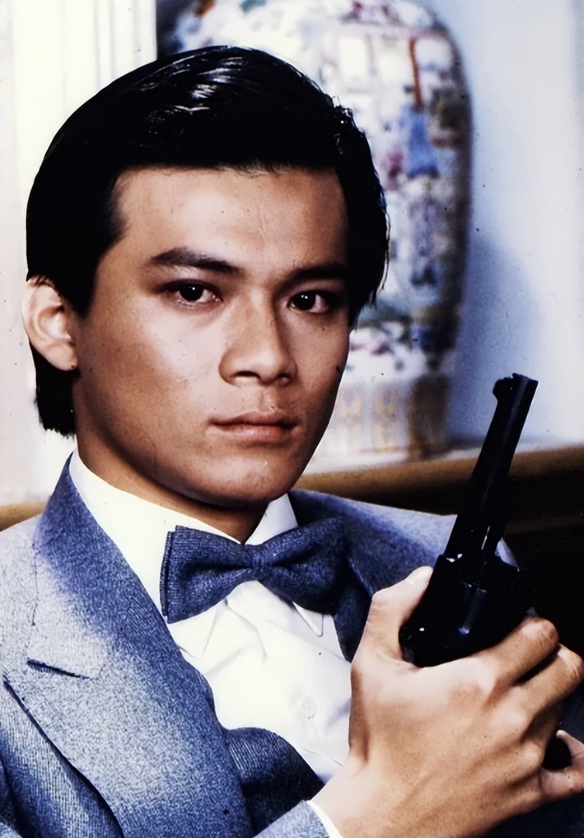 袁咏仪也曾多次对记者大胆表白"年轻的时候最想和黄日华接吻.