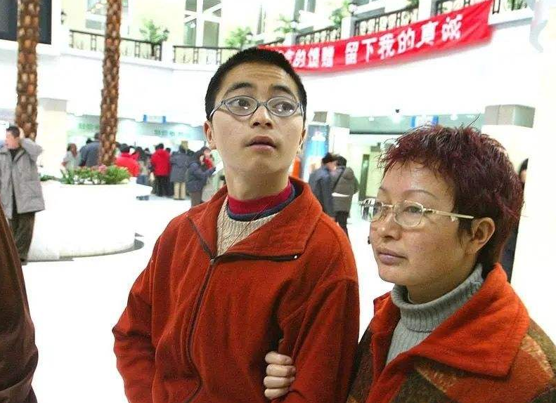 17年前，14岁湖南男孩扒飞机在万米高空飞行1.5小时，后来怎样了