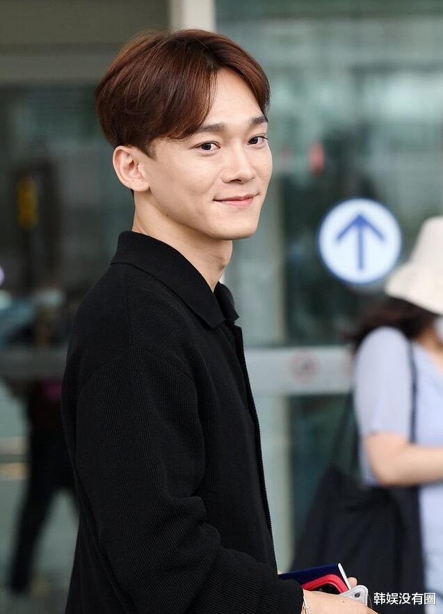 EXO金钟大飞往伦敦，网友：二胎爸爸的机场秀依旧时尚