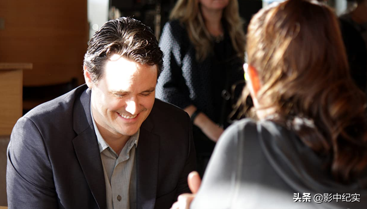 她被下药囚禁到地下室，当众多人性奴，报警后英国警方：你穿多少