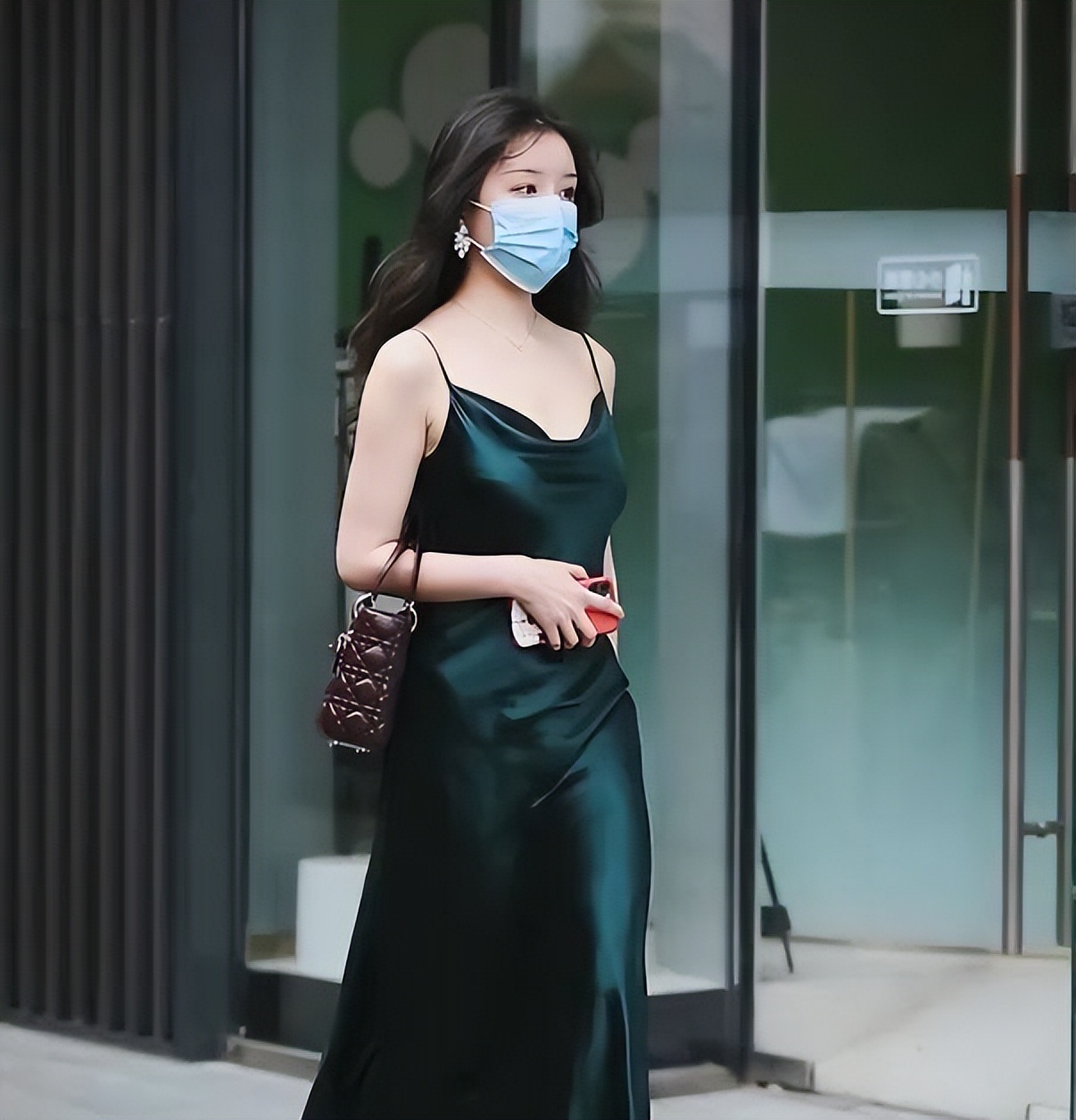 墨绿色的真丝裙，小姐姐穿上给人很古典的感觉，犹如一道美丽街景