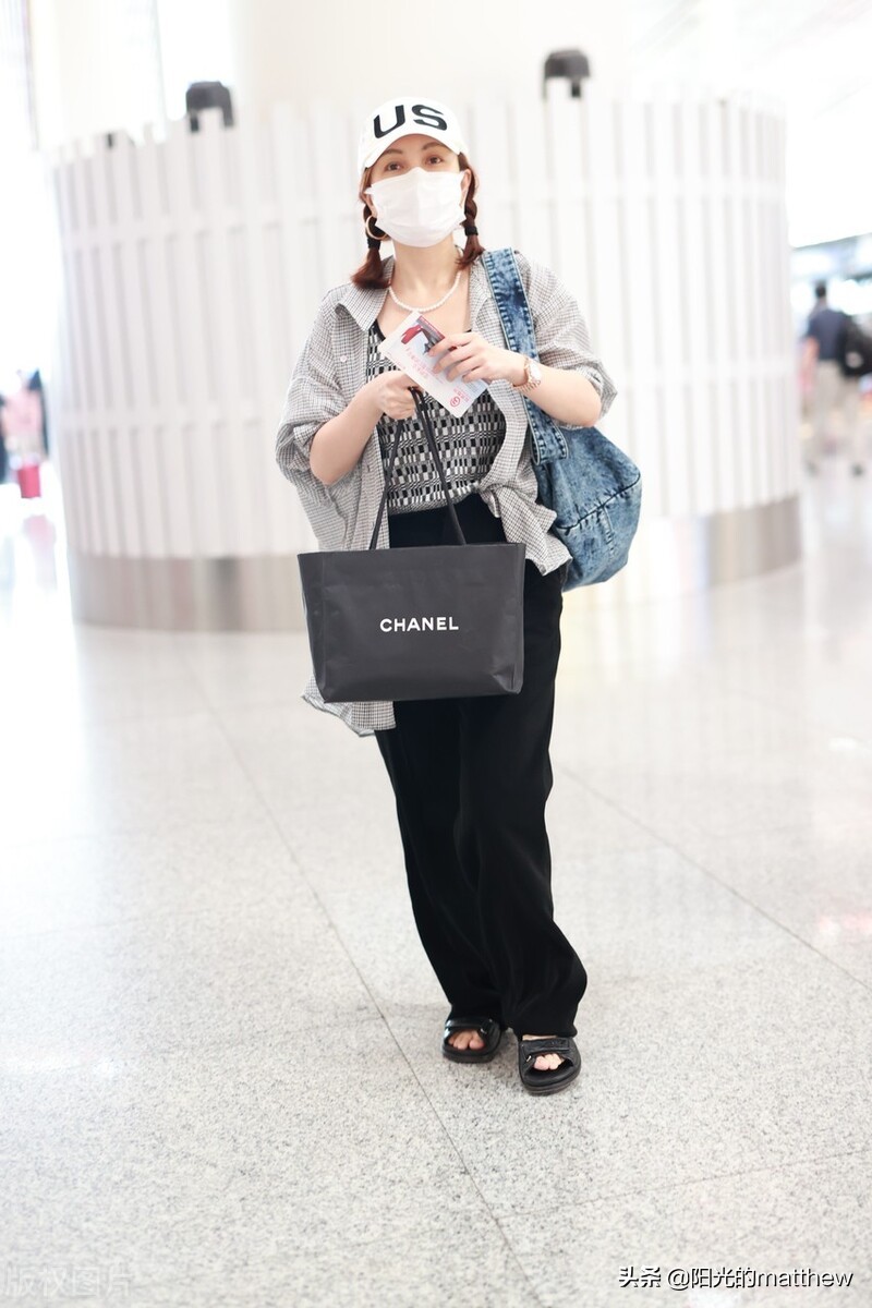 吴昕现身北京机场，头戴棒球帽梳两个麻花辫俏皮可爱