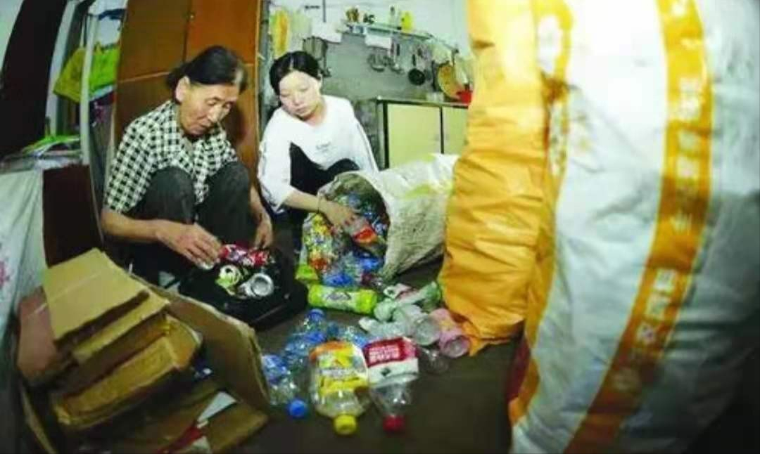1994年，拾荒老人收养一独臂女弃婴，捡废品供她上学，如今怎样了