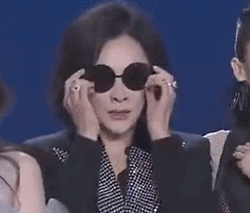 娱乐圈最精彩的戏，都在明星的微表情里，那信息量太大，我不能笑