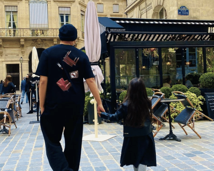 昆凌晒女儿给圣诞老人的亲笔信，6岁小周周笔迹稚嫩，英文超赞