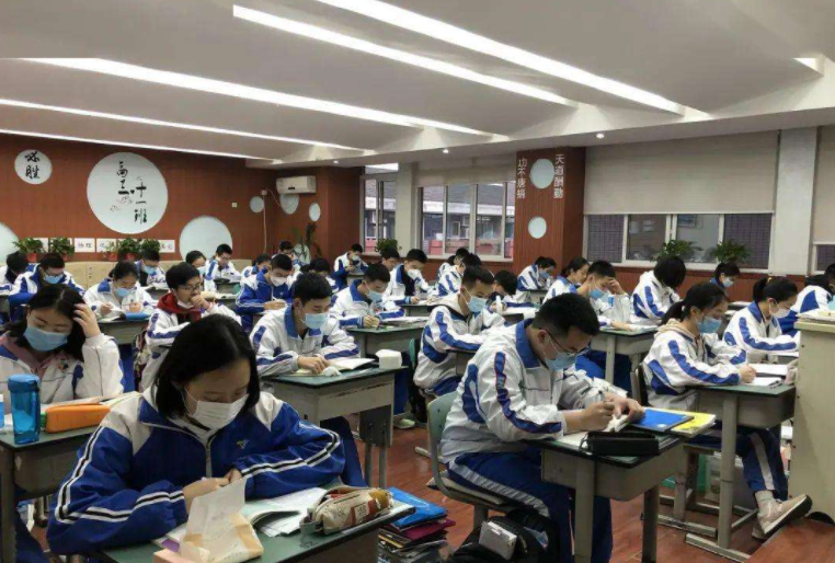 学海无涯，“小绵羊”张艺兴参加长江商学院面试，这是什么学校