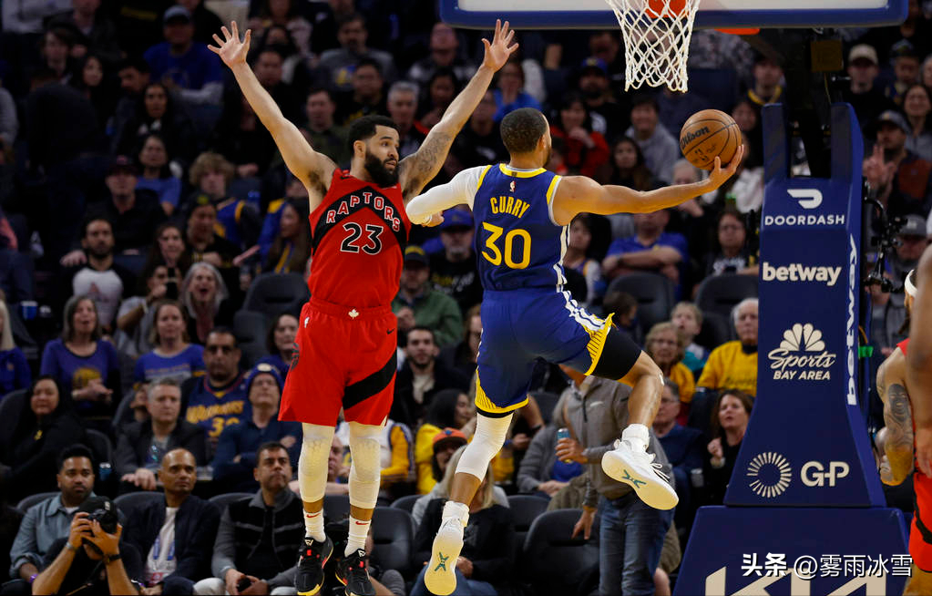 勇士vs太阳库里双后撤步（库里35+11+7克莱29分 勇士击败猛龙赛季双杀对手）-趣拿体育