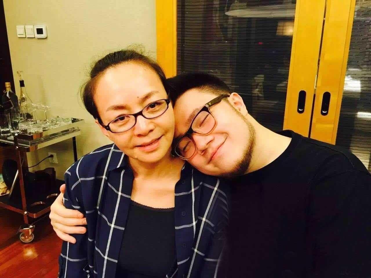 英达小儿子首次公开谈巴图(英达小儿子首次公开谈巴图,网友指责父子俩