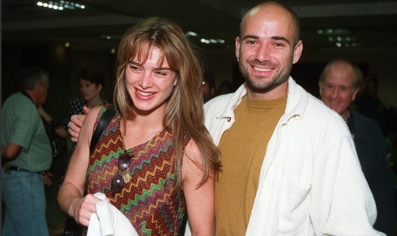 波姬小丝有多美?13岁惊艳世人,丈夫生怕她出轨,两个女儿很普通