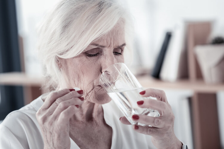 经常喝茶和经常喝白开水，谁的身体更健康？喝茶能代替喝水吗？