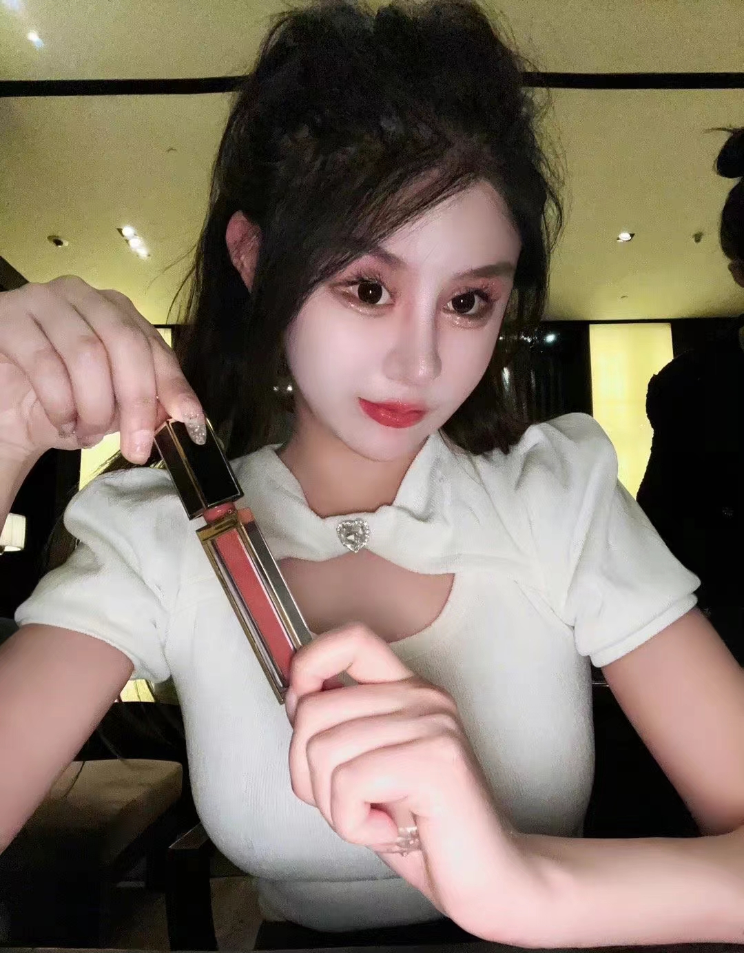 15岁网红自曝花400万整容,做百次手术后遗症多,却被扒谎话连篇