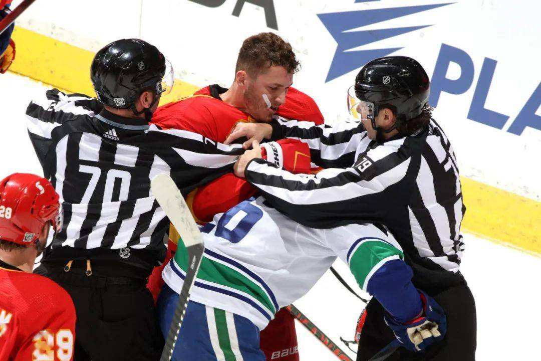 冰球比赛打架视频(冰球斗殴是传统?