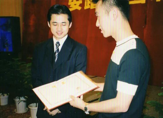 cba运动鞋哪里生产的（“拳打阿迪，脚踢耐克”！这个中国鞋王，豪捐了100亿）