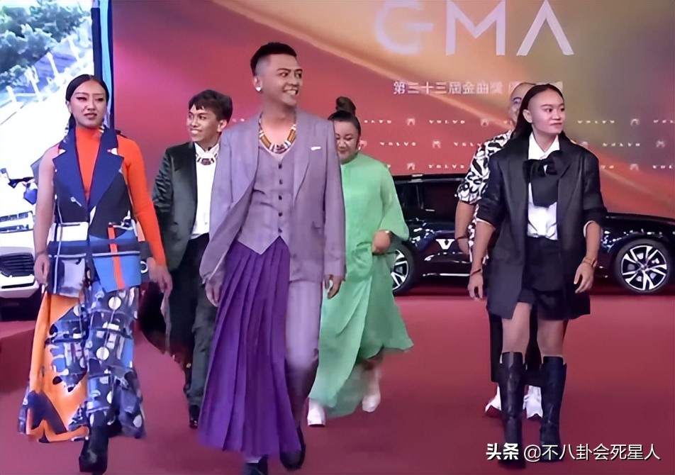 7月最土的三大红毯！鸡毛装、披床单、野猪造型，土得我笑出猪叫