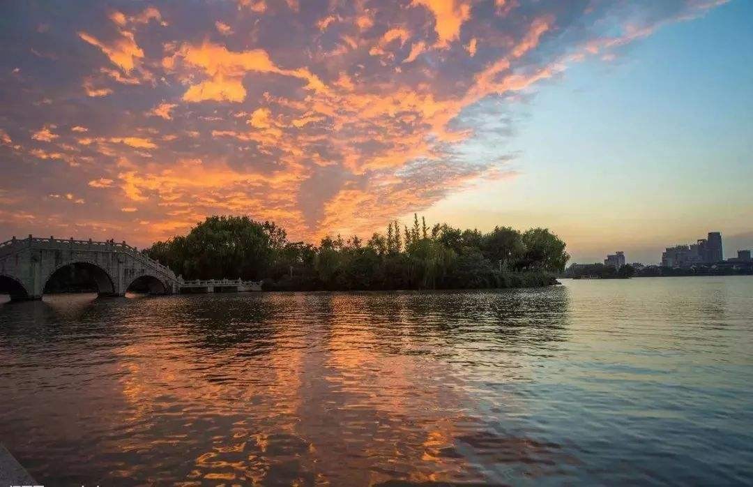 南湖分为东,西两湖,形似鸳鸯交颈,因此又名鸳鸯湖.