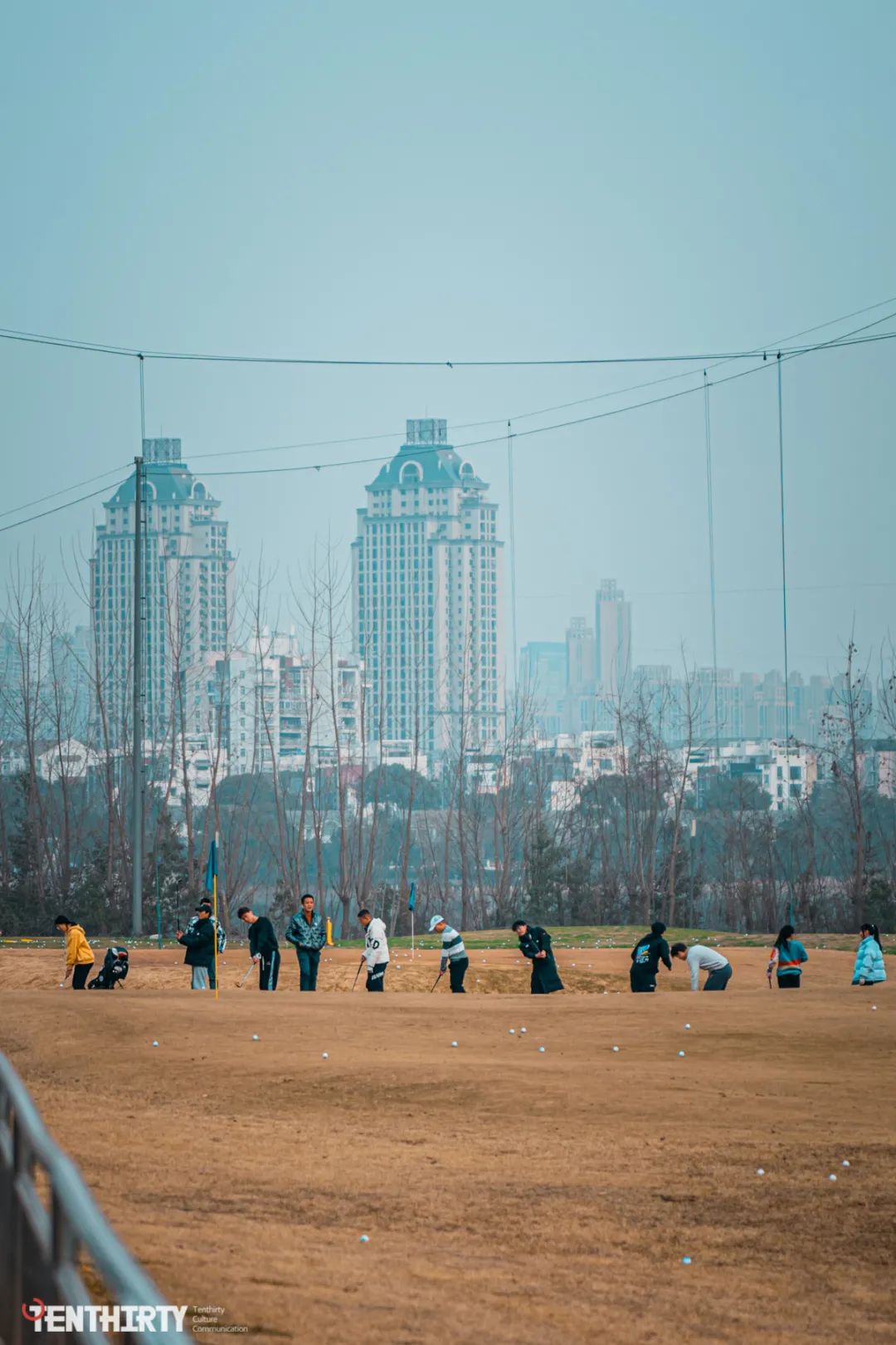 足球场地有真草吗(三角湖畔，有一所女足“黄埔军校”)