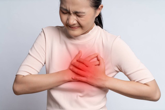 胸部按压疼痛是什么原因(乳房一阵阵刺痛、胀痛，会是乳腺癌吗？)