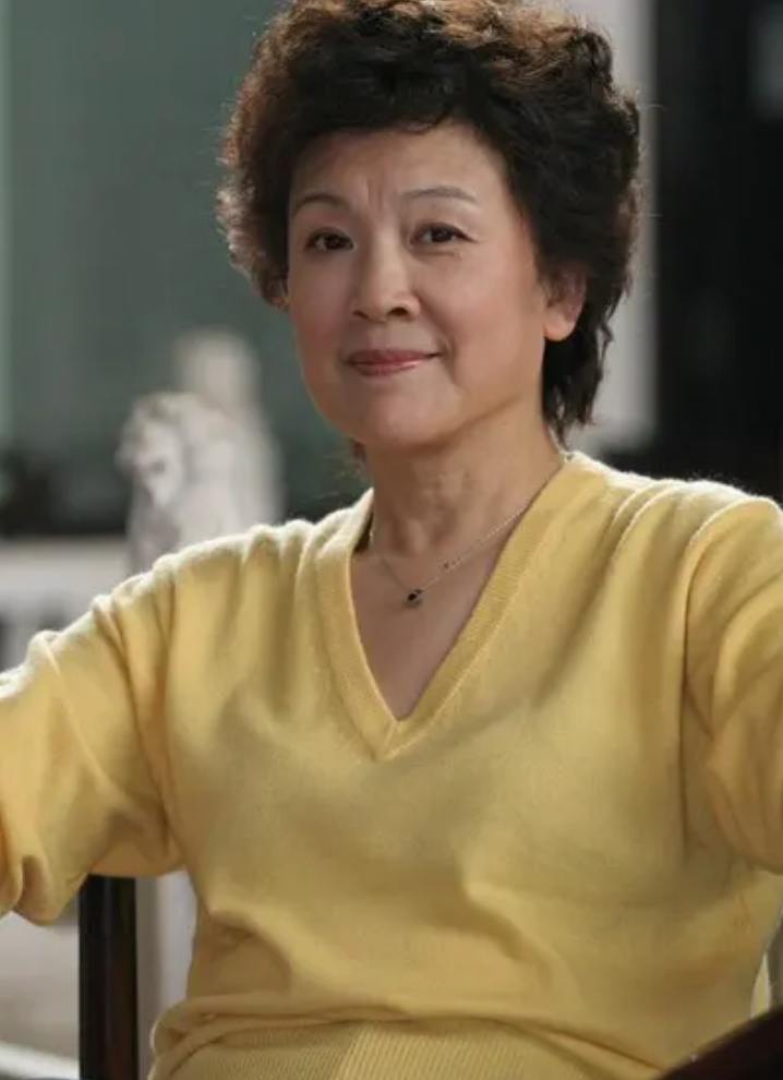 演员宋春丽：因拍戏终身不育，61岁却如愿当上母亲，自称无怨无悔