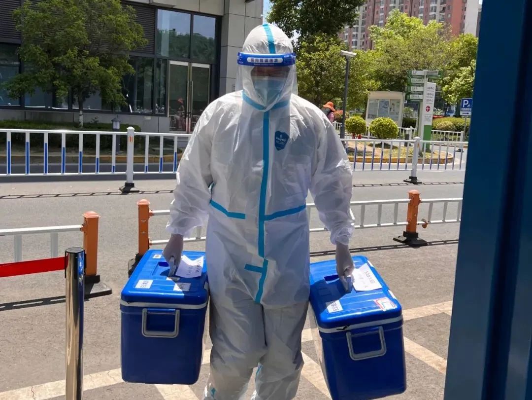 争分夺秒 使命必达！与时间赛跑的核酸样本转运员