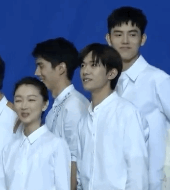 娱乐圈最精彩的戏，都在明星的微表情里，那信息量太大，我不能笑