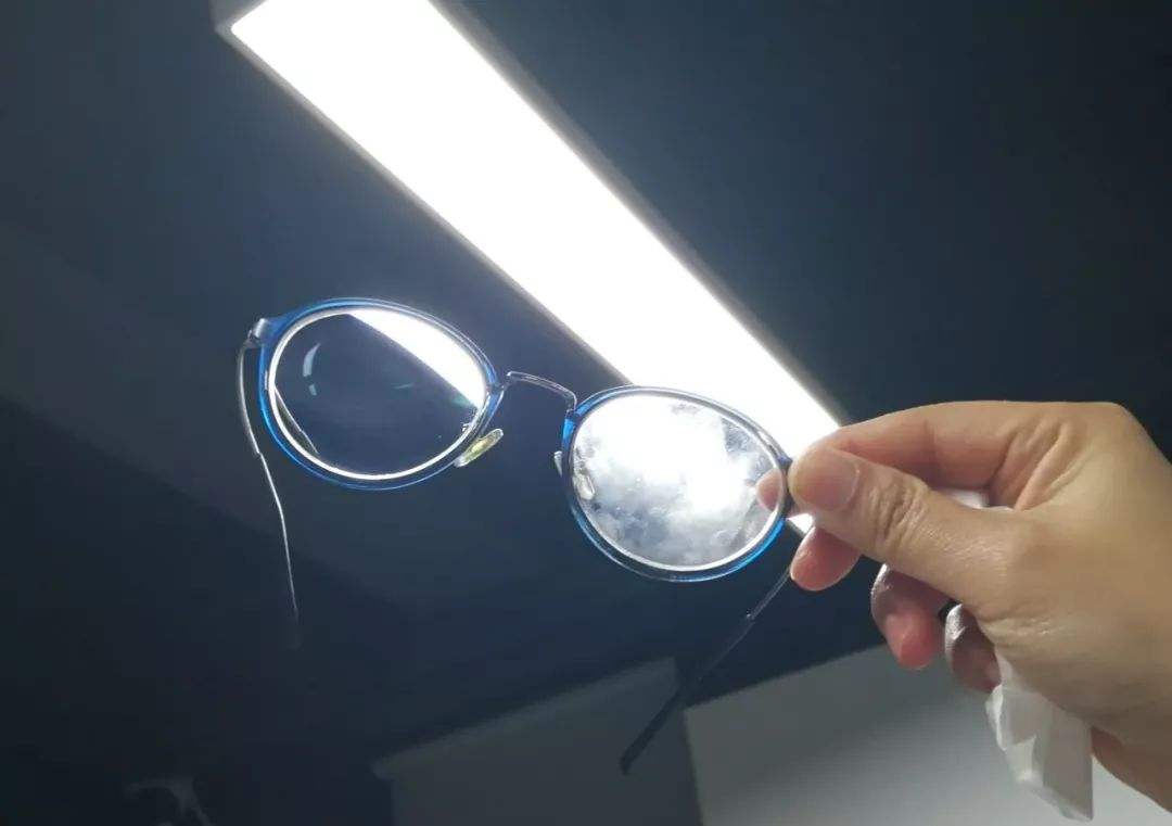 冬季戴口罩,眼镜易起雾怎么办?4种方法,降低你的社死几率