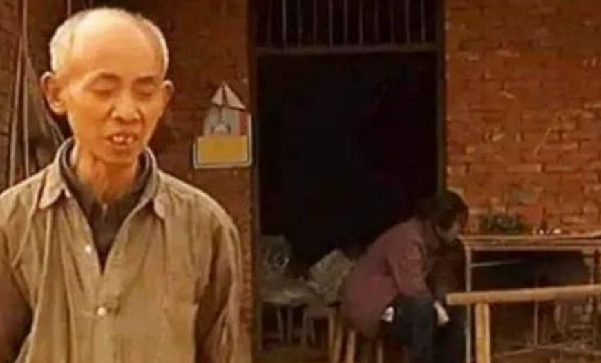 女大学生被卖山村老汉，关猪圈17年，亲爹找来为啥却给老汉一沓钱