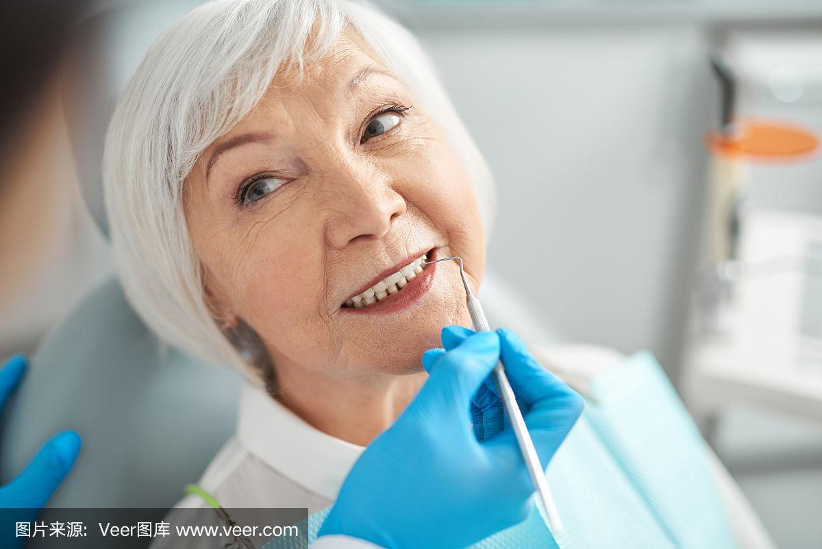 老牙医建议：中老年人使用这3种假牙最实用