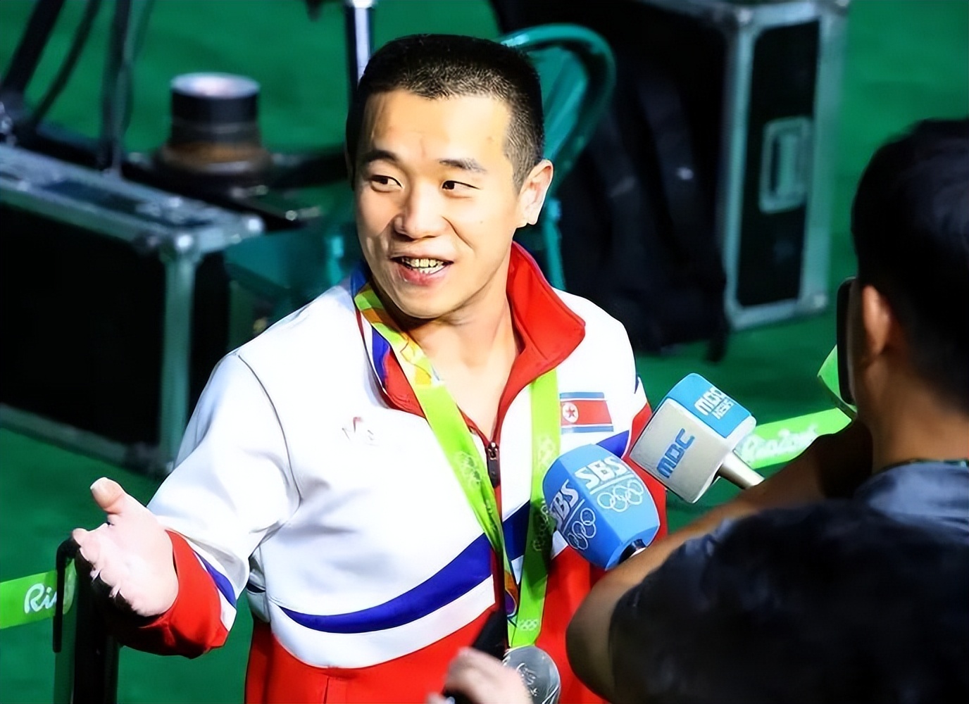 严润哲退役了吗(12年,中国举重运动员哭着连说三个"对不起",背后原因