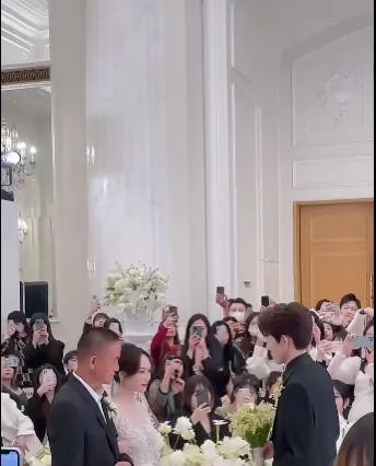 刷爆全网的小说婚礼男女主角李闪闪徐慧莹，真像他们说的一样吗？