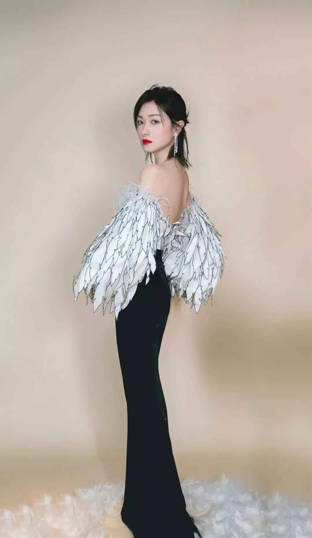 明星俏佳人：万茜最新各种穿搭，漂亮时尚，魅力无限