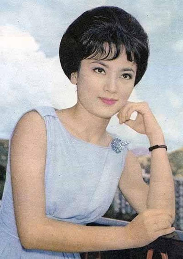 少女时代的石慧,美得几乎无懈可击,纤细的腰肢,亭亭玉立的身姿,一双