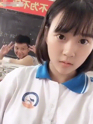 姐姐你的腿这么漂亮，别让太阳晒黑了，我给你挡着吧图片