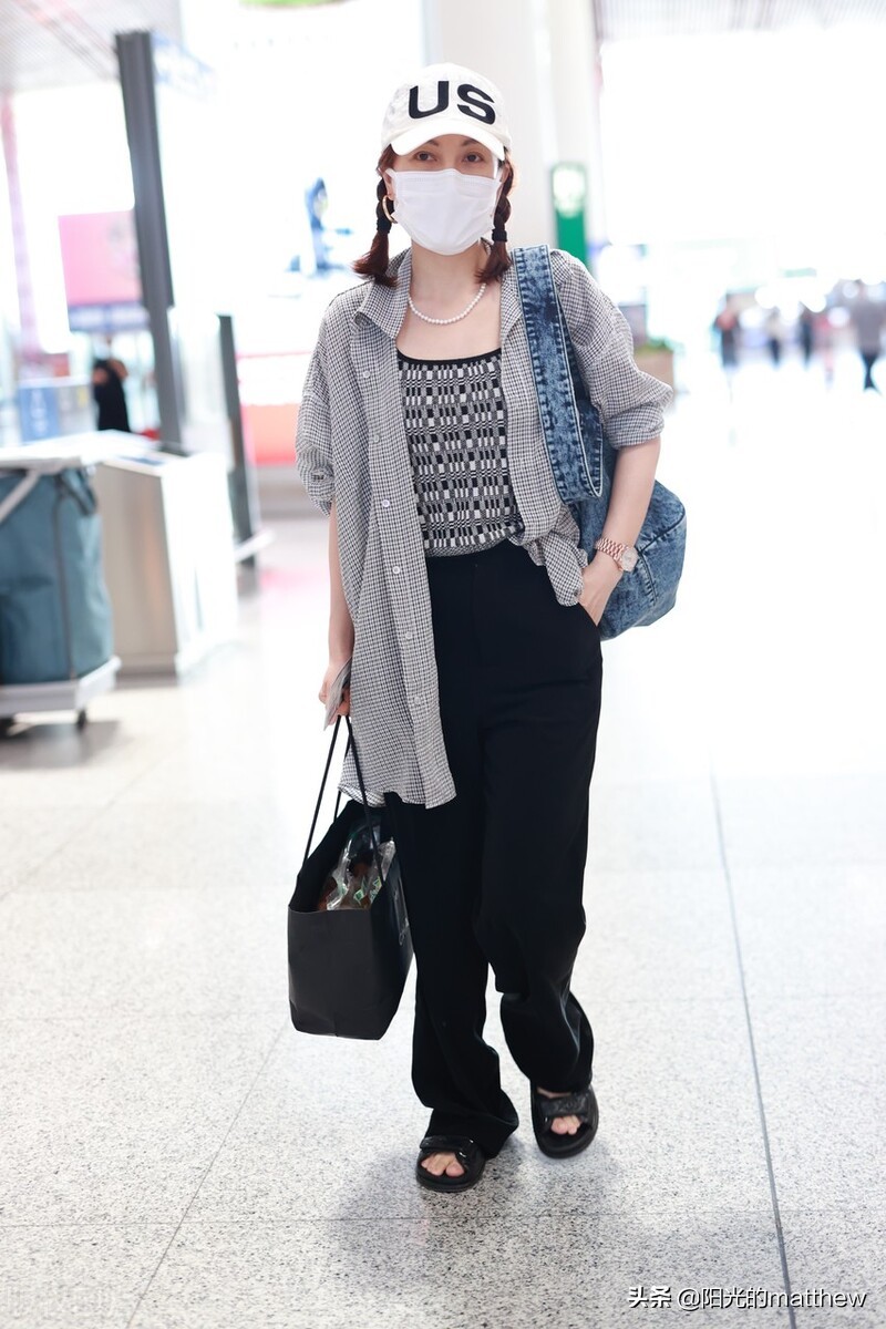 吴昕现身北京机场，头戴棒球帽梳两个麻花辫俏皮可爱