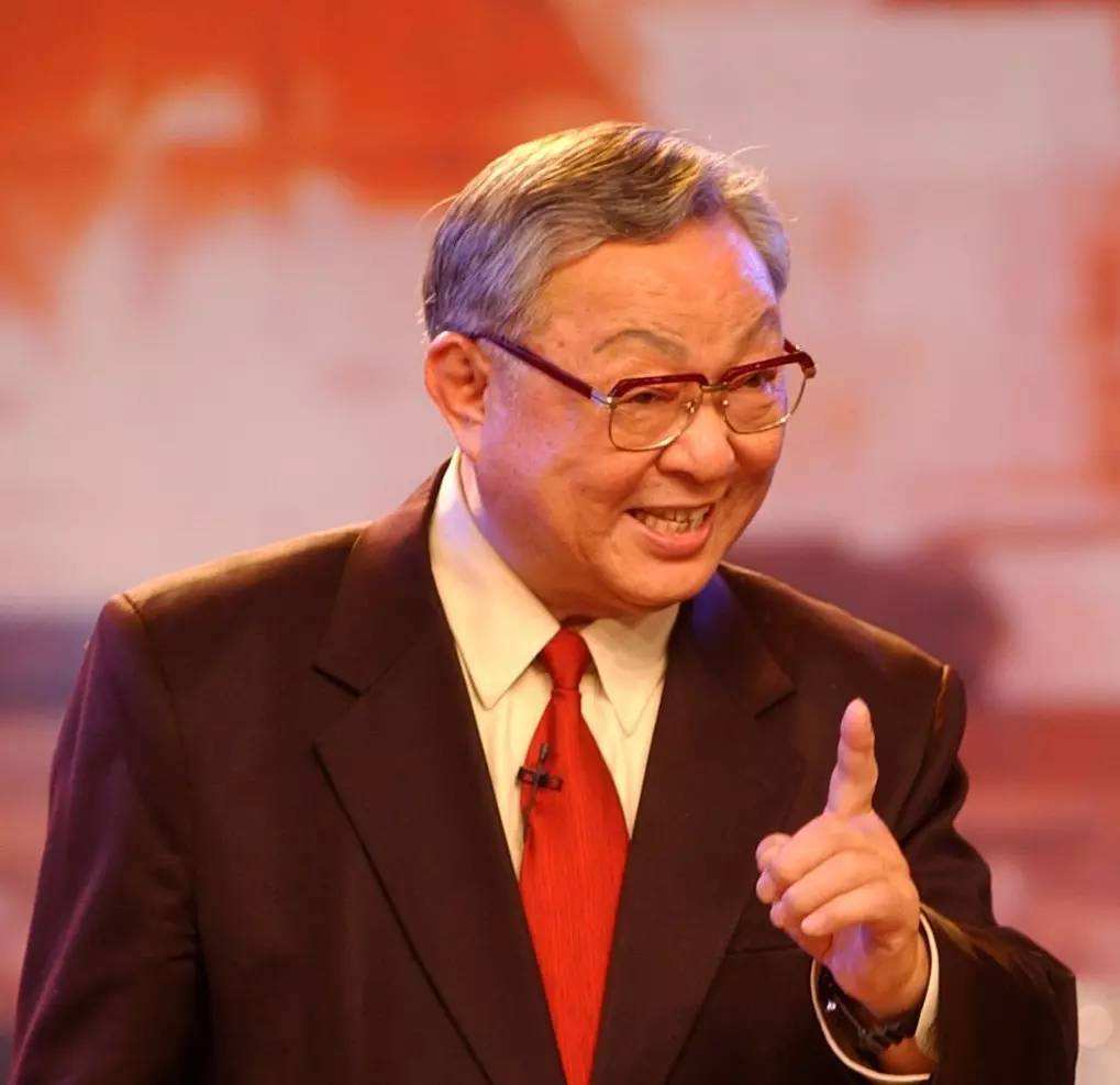 在部队里,唐杰忠是大家的"开心果",他的表演总给人带去快乐.