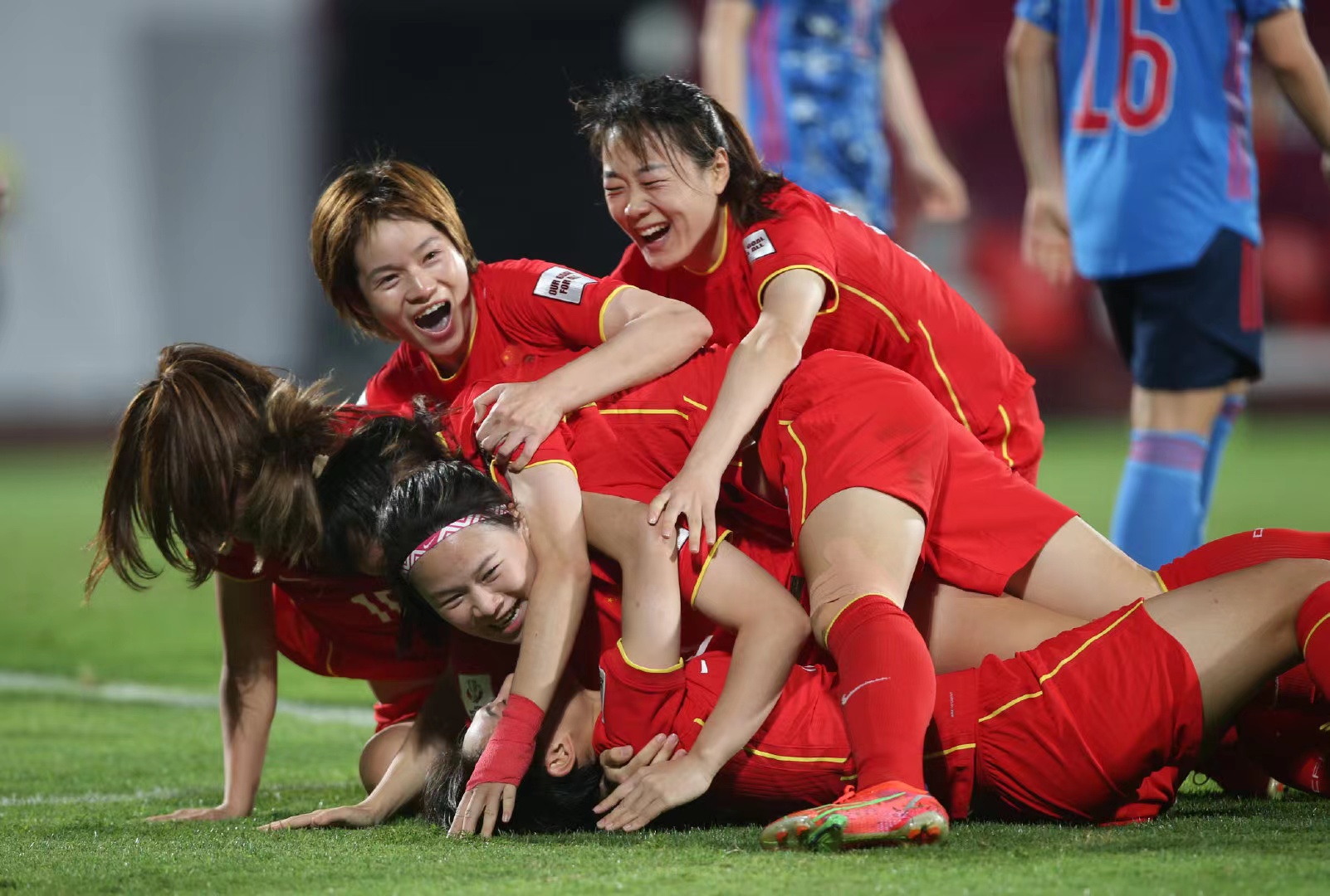 亚洲杯女足赛半决赛力克日本队，中国女足晋级决赛