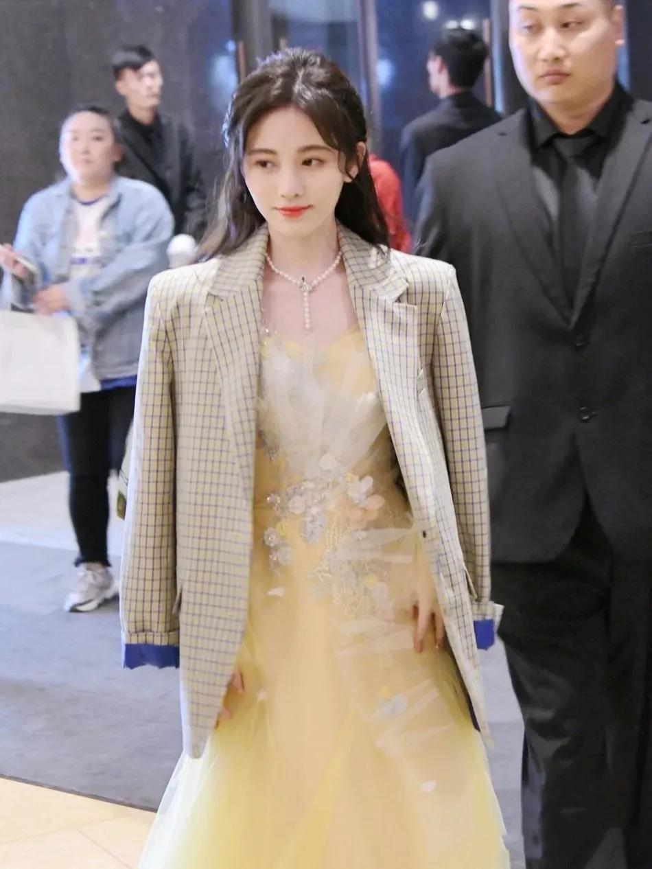 鞠婧祎路人视角