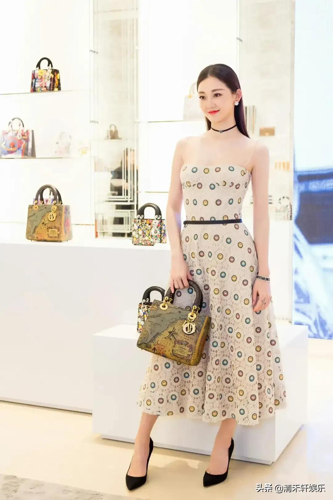 苗苗长发披肩时，更温婉动人。羡慕郑恺，娶到漂亮的老婆回家