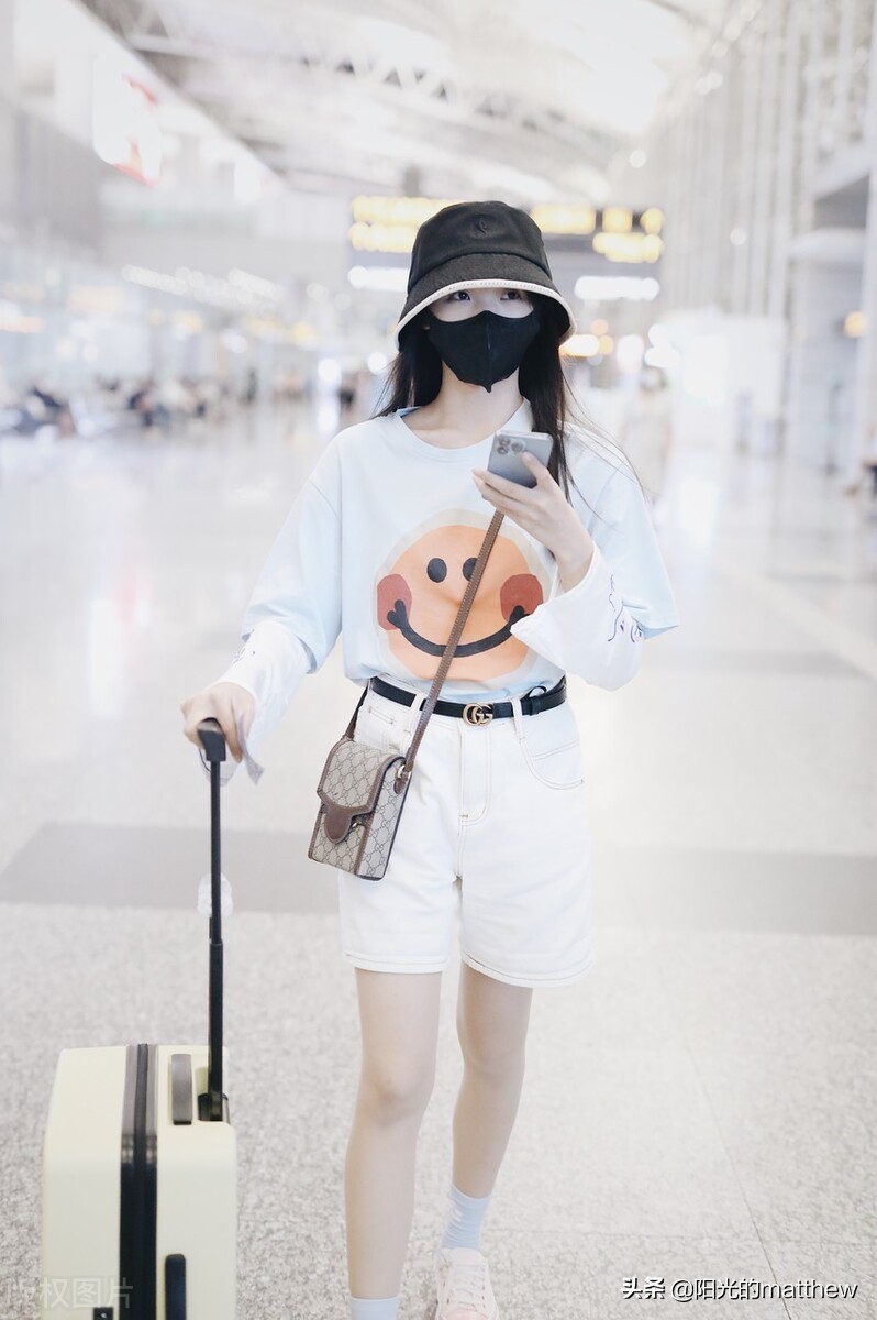 吕小雨穿短T搭短裤现身机场，戴渔夫帽清纯可爱
