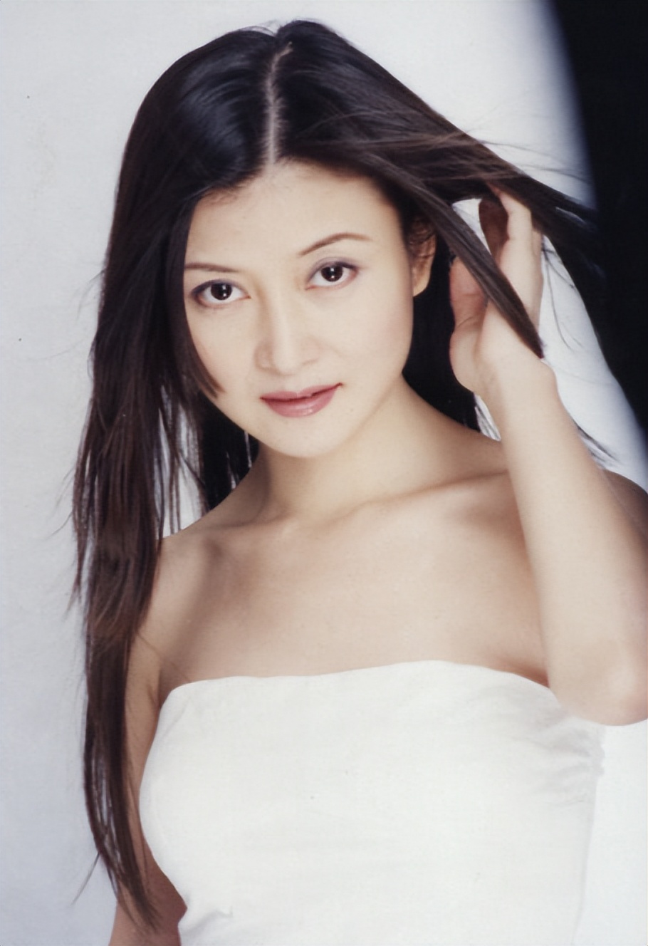 朱晓琳:15岁唱《妈妈的吻》,21岁退圈经商,53岁依旧未婚