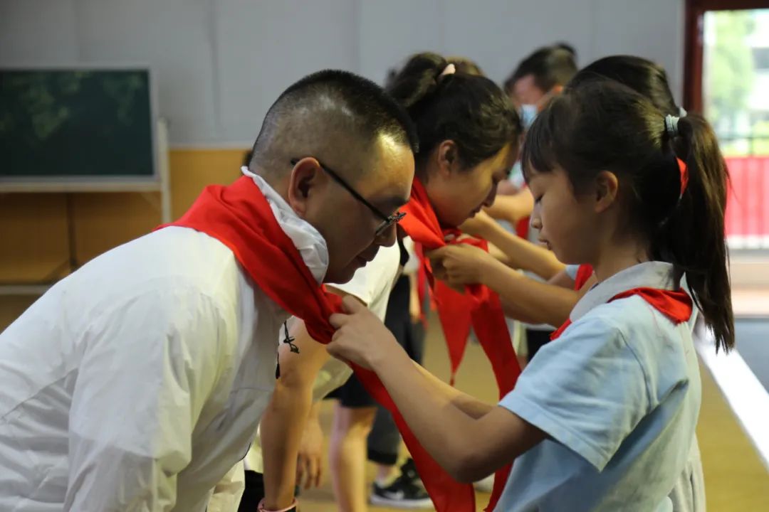 天府新区煎茶小学举行“童心向党，筑梦未来“一年级入队仪式