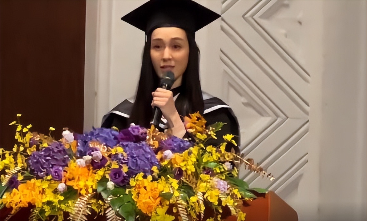 范玮琪拿到EMBA学位后激动落泪，仍旧无法走出哈佛社区大学的梗