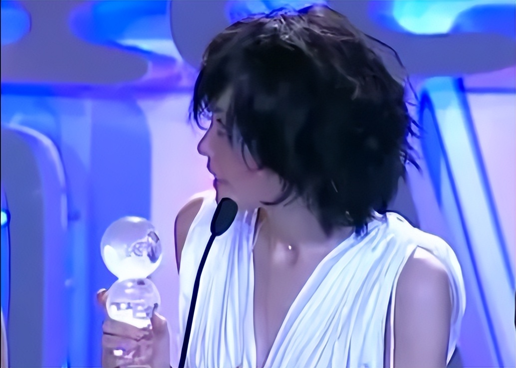 王菲美得出尘脱谷，王菲CCTV-MTV盛典，获亚洲最受欢迎杰出歌手