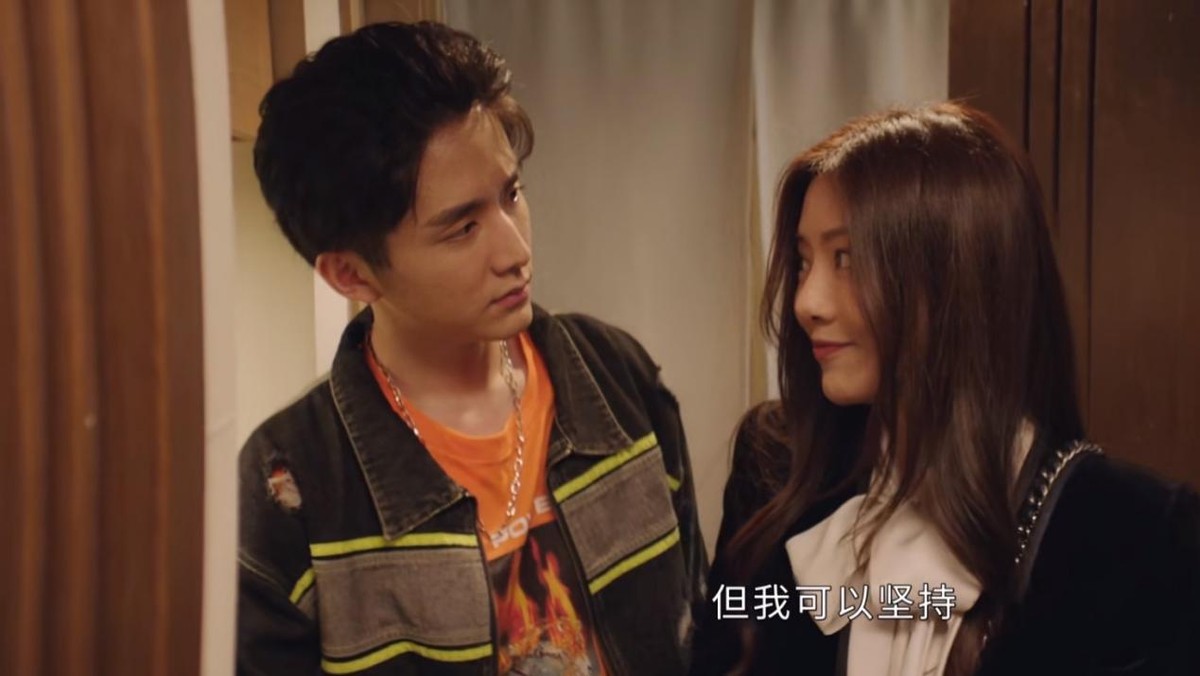 “晴格格”演酒店经理大变样，白衬衫丸子头气质足，49岁风韵犹存