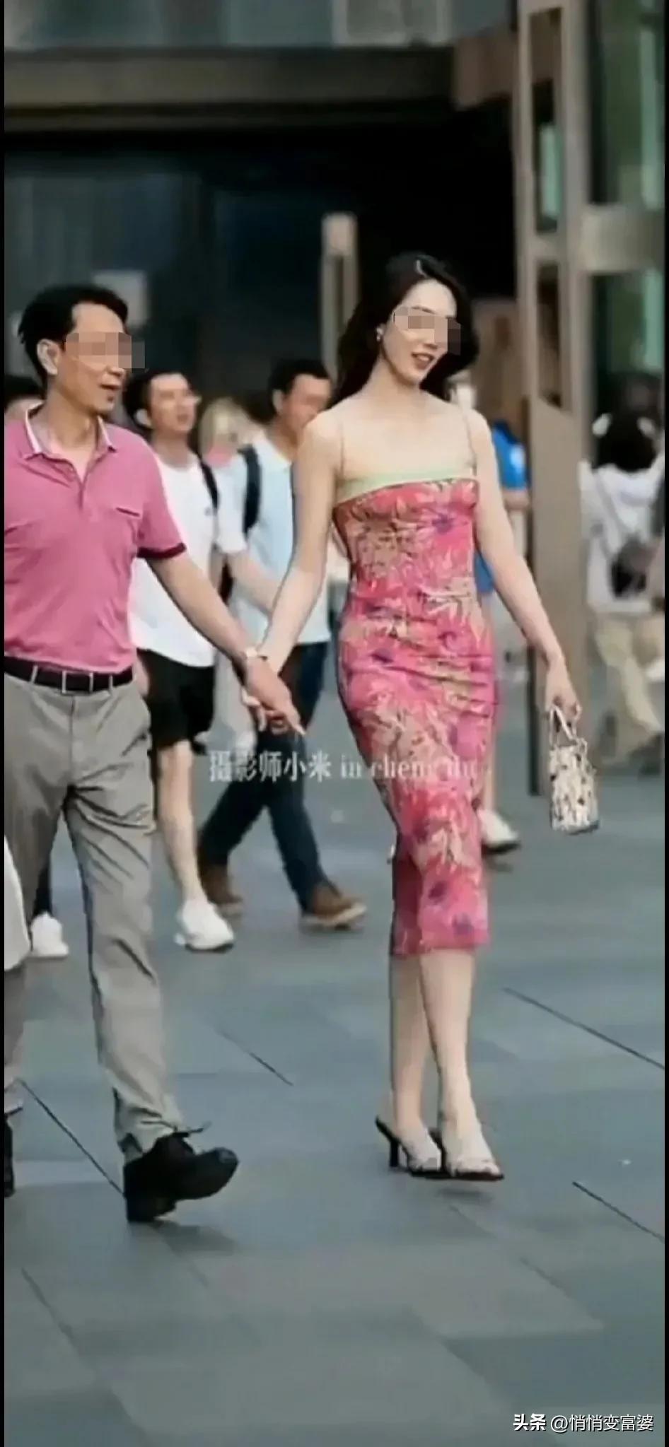 成都太古里街拍！领导和美女亲密逛街，竟成网红！