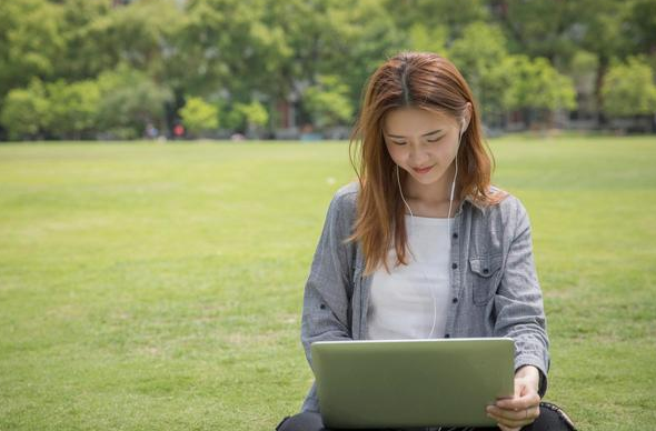 湖北黄石一艺校演出跳性感舞蹈，女生穿着火辣，评论区有些污浊
