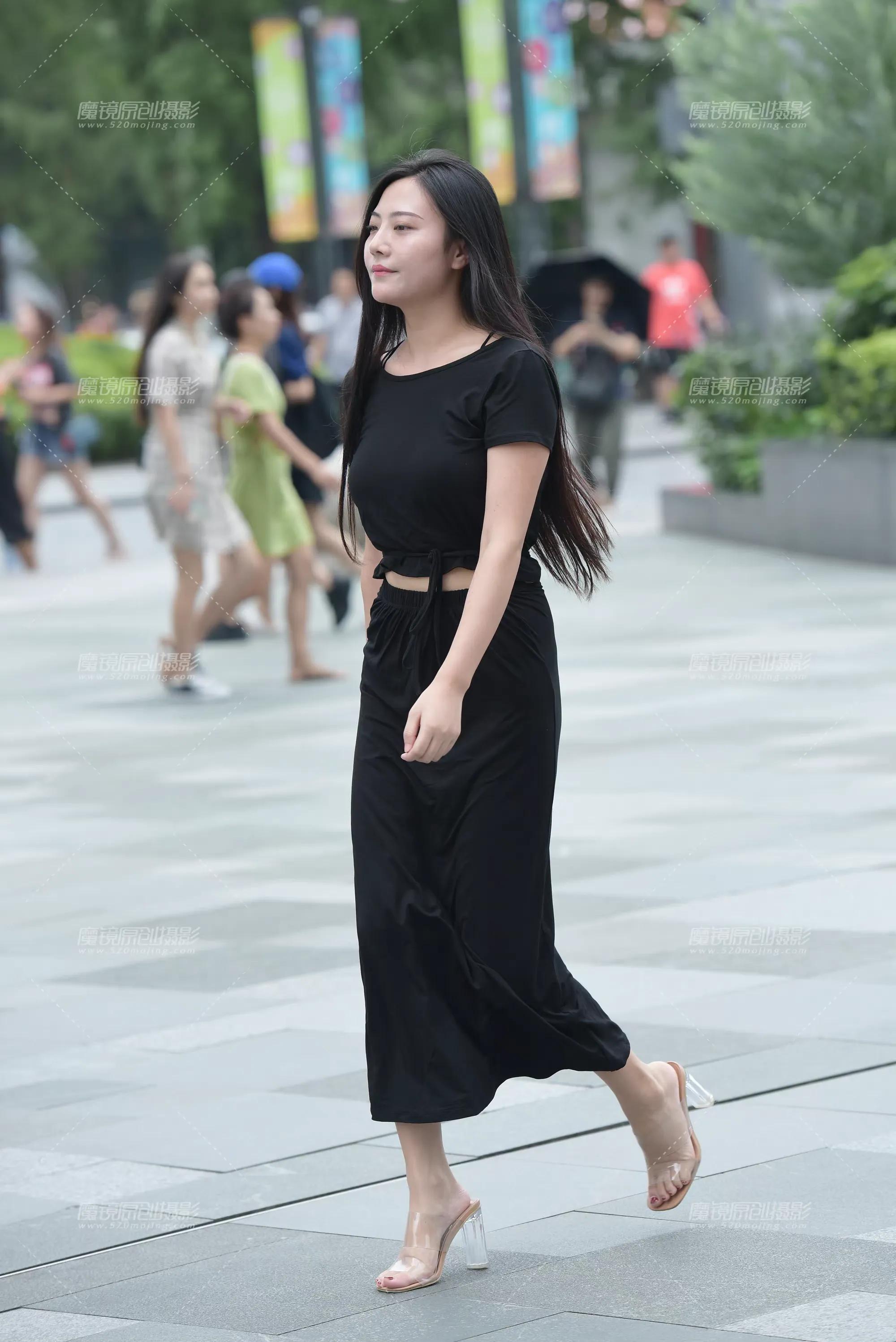穿搭美图｜街拍水晶高跟鞋搭配黑色长裙套装的高挑气质御姐