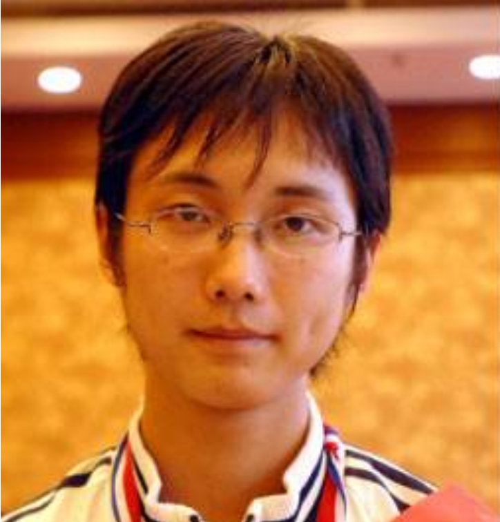 13岁“背母上学”的刘霆，10年后变性成女人，选美大赛上成功获奖