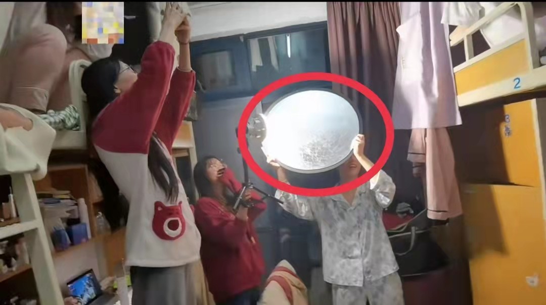 大学美女太会拍照了，寝室合力拍大片，照片引起网友热议