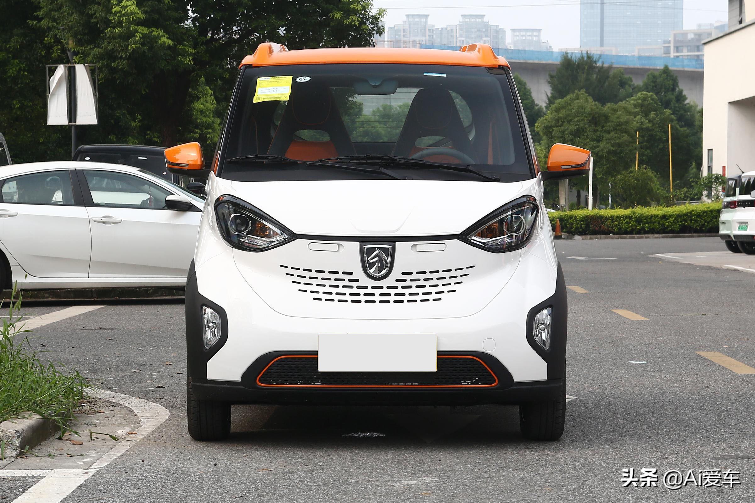 续航305公里，极其便宜小巧的代步车，停车不费力，实拍宝骏E100