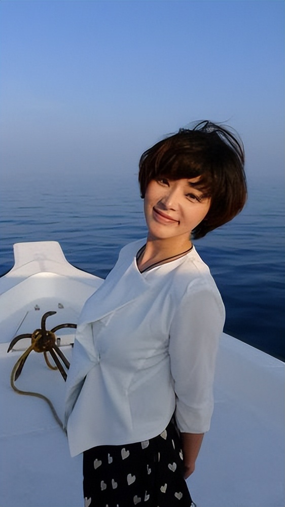 央视胡蝶:与大12岁丈夫长期分居,两次怀孕都独自产检,她幸福吗